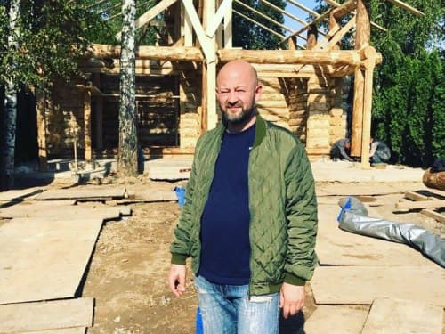 Владимир Кирмель на строительстве сруба из бревна