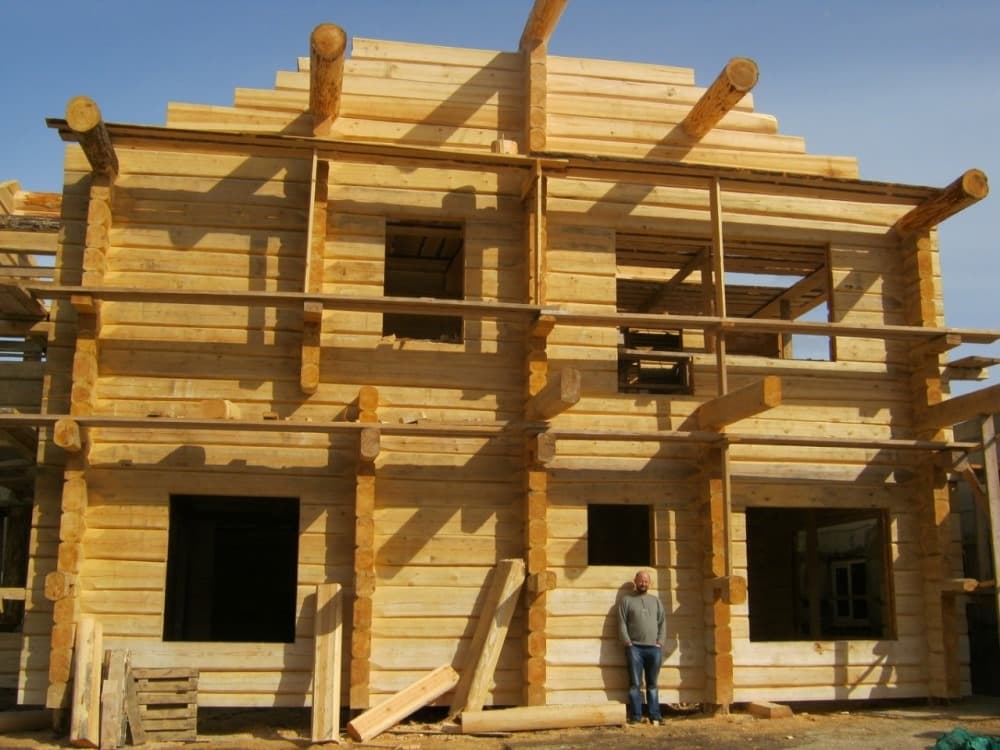 Строительство сруба дома на строительной площадке