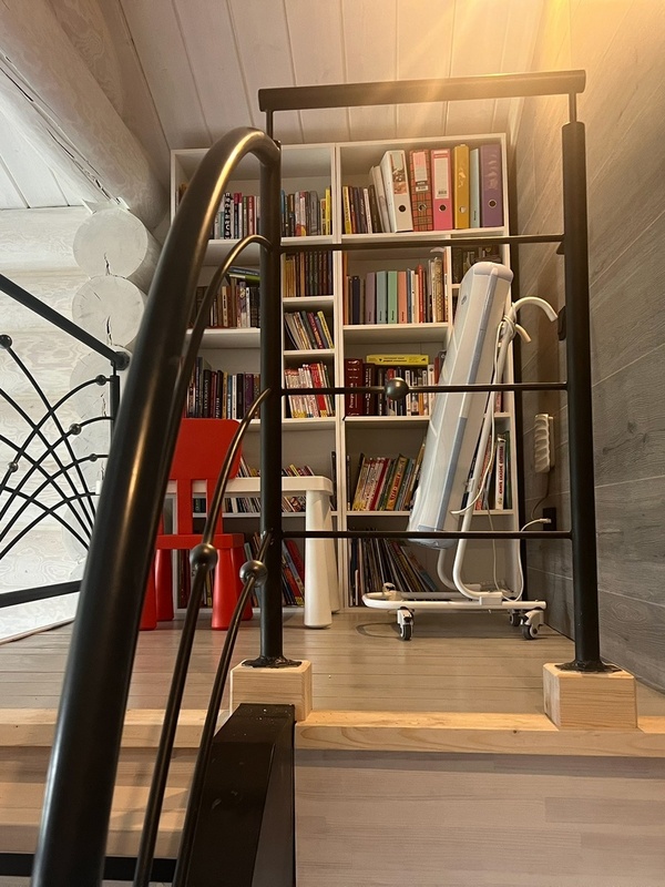 Заменили поврежденные элементы пола и сделали опоры под перила