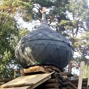 Поднимаем купол весом 400 кг на сруб часовни